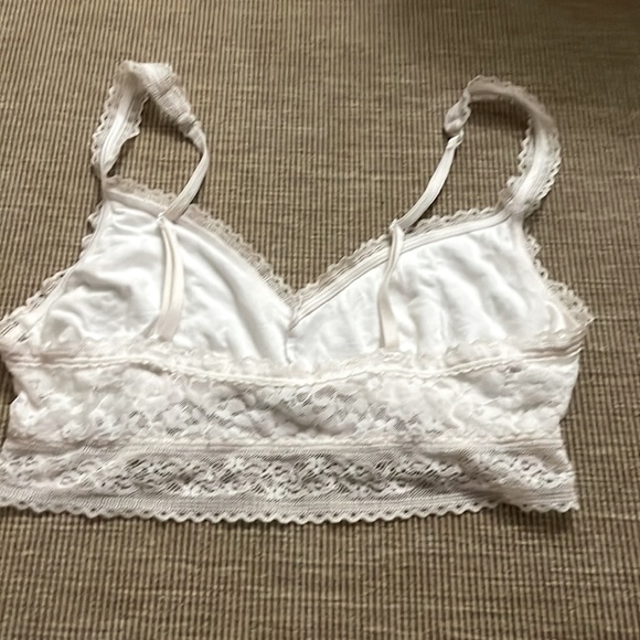 💝5/25💝 NEW WHITE LACE BRALETTE WITHOUT PADDING - Picture 2 of 2